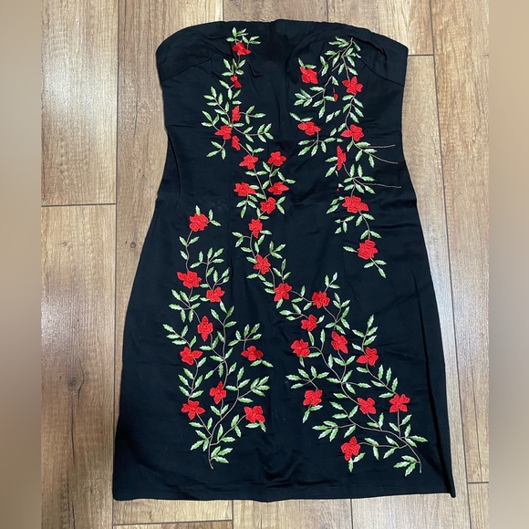 Sweet black dress with gorgeous red flowers. Size 9 made by Guess Jeans. - Picture 1 of 7